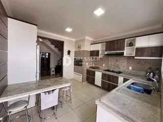 Foto de uma cozinha moderna com bancada e área de jantar.
