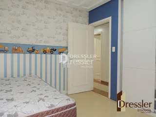 Foto do interior de um quarto com paredes azuis e papel de parede.
