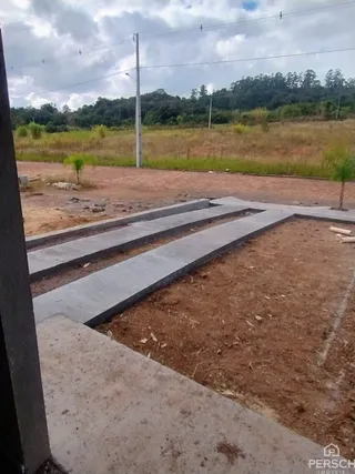 Vista externa de uma área de terra com estruturas de concreto no terreno.