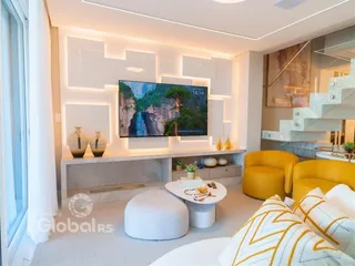 Sala de estar moderna com televisão e decoração em Lajeado.