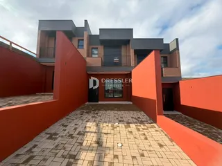Fachada de uma residência moderna em Lajeado, Brasil, com paredes em tom terracota.