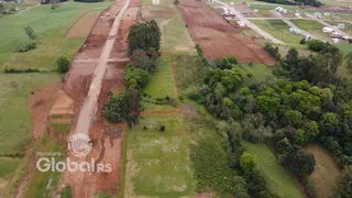 Imagem aérea de um terreno com áreas de vegetação e estradas no interior de Lajeado.
