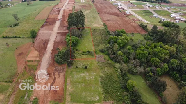 Imagem aérea de um terreno com áreas de vegetação e estradas no interior de Lajeado.