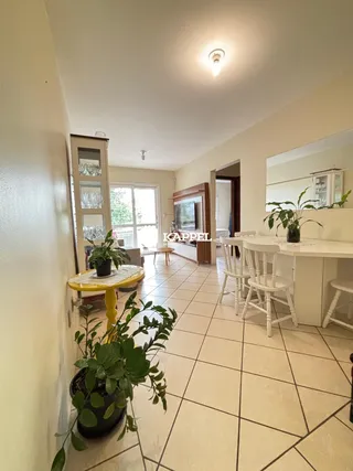 Sala de estar com piso de cerâmica e vista para o exterior.