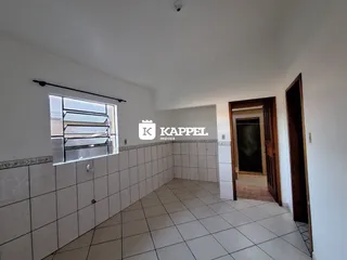 Hall de entrada com piso de cerâmica e janela lateral.