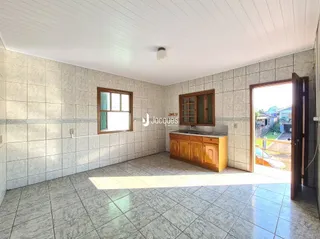 Sala de estar com piso de cerâmica e paredes de azulejo.