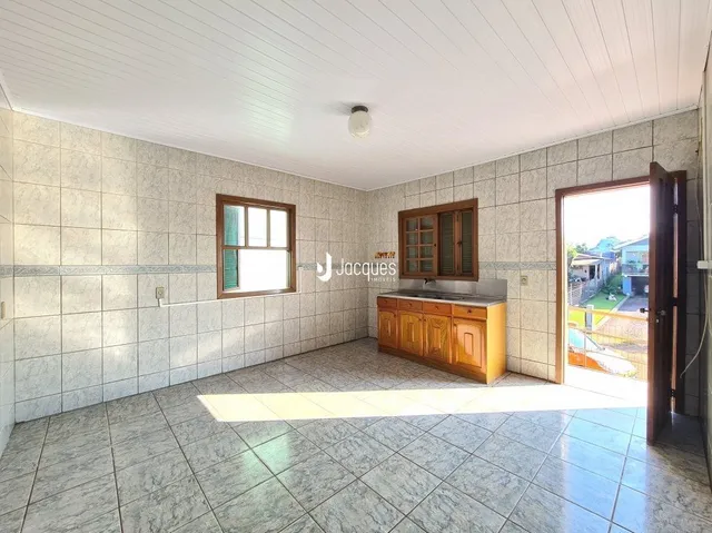 Sala de estar com piso de cerâmica e paredes de azulejo.