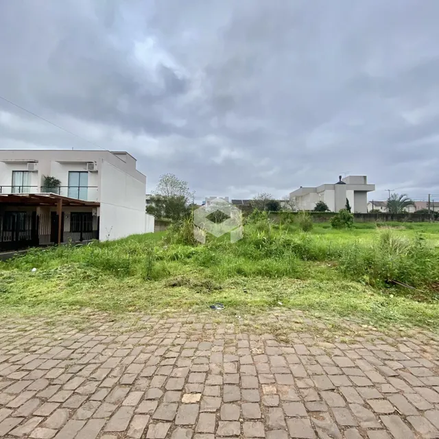 Vista da fachada de uma residência com área gramada e pavimento em primeiro plano.