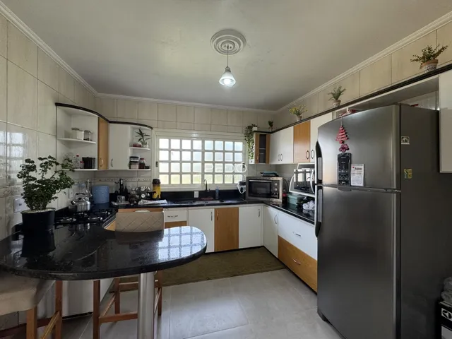 Foto de uma cozinha com armários e eletrodomésticos em Lajeado, Brasil.