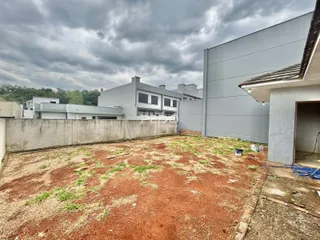A fachada de um imóvel em Lajeado, Brasil, com terreno em terra.