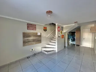Hall de entrada com escadaria e decoração em uma residência.
