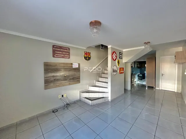 Hall de entrada com escadaria e decoração em uma residência.