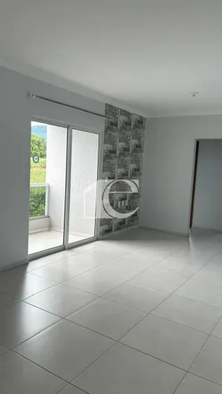 Vista de um ambiente interno com piso de porcelanato e porta de vidro.