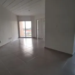 Hall de entrada com piso claro e teto branco.