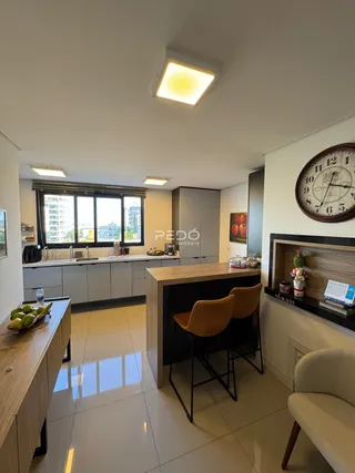 Cozinha moderna com vista para a cidade em Lajeado.