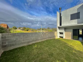 Vista externa de uma residência com muro e gramado em Lajeado, Brasil.