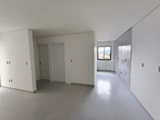 Hall de entrada com paredes brancas e piso claro.