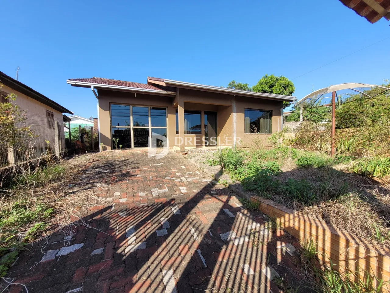 Fachada de uma casa em Lajeado, Brasil, com área externa pavimentada.