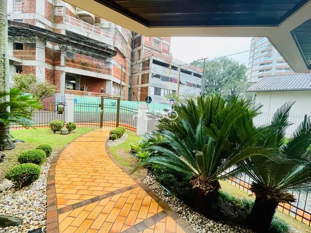 Vista externa do jardim e caminho de uma propriedade em Lajeado, Brasil.