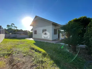 Fachada de uma casa em Lajeado, Brasil, com jardim gramado.