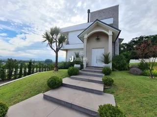 Fachada de uma casa moderna em Lajeado, Brasil.