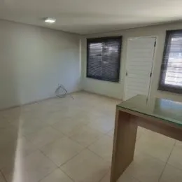 Foto de uma sala de estar com piso de cerâmica clara.