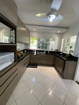 Foto de uma cozinha interna em um imóvel no Brasil.