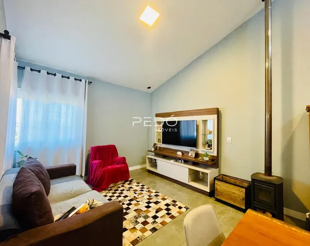 Sala de estar com sofá e decoração em um apartamento no Brasil.