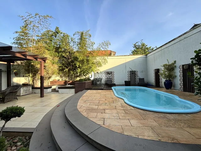 Foto de uma área externa com piscina e jardim em Lajeado, Brasil.