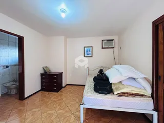 Foto de um quarto com cama e móveis em um imóvel no Brasil.