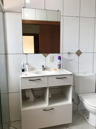 Foto de um banheiro com bancada e vaso sanitário em um imóvel.