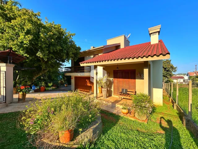 Fachada de uma residência com jardim em Lajeado, Brasil.