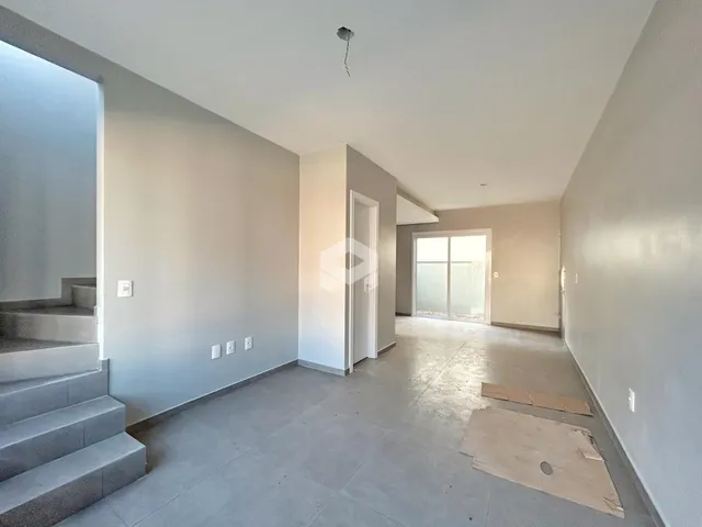 Hall de entrada com piso de cerâmica em uma residência.