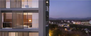 Fachada moderna de um imóvel residencial em Lajeado, Brasil, ao entardecer.
