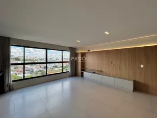 Sala de estar ampla com vista para a paisagem urbana.