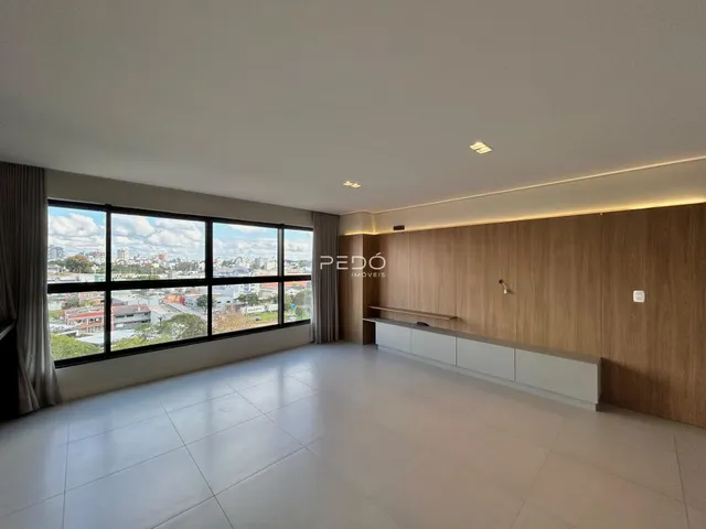 Sala de estar ampla com vista para a paisagem urbana.