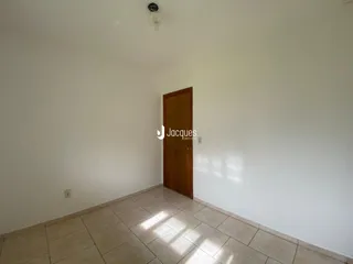 Ambiente interno com piso de cerâmica e porta de madeira.
