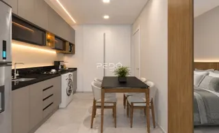 Vista de uma cozinha moderna com mesa de jantar em Lajeado.