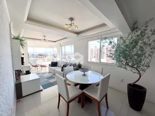 Sala de estar com vista para a cidade.