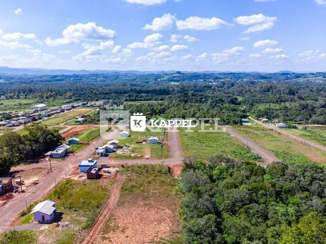 Vista aérea de um terreno aberto com vegetação e estradas de terra em Lajeado.