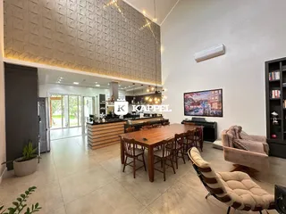 Foto da sala de jantar e cozinha com piso de cerâmica e móveis de madeira.