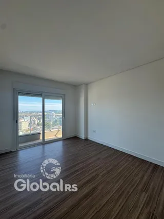Sala de estar com vista para a cidade através de portas de vidro.