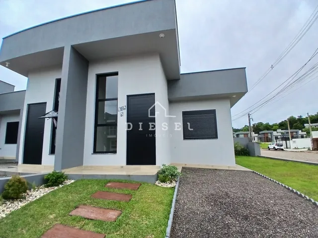 Fachada de uma residência moderna com arquitetura contemporânea em Lajeado, Brasil.