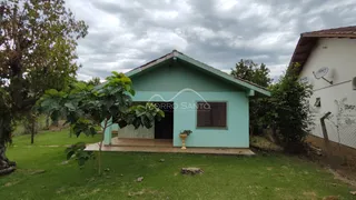 Fachada externa de uma casa simples em Lajeado, Brasil, com jardim gramado.