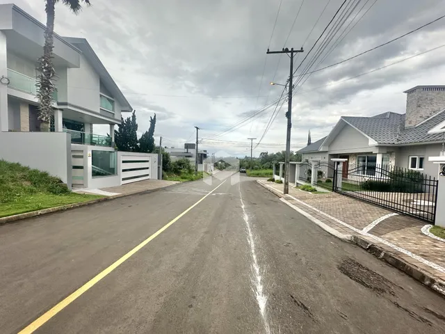 Vista da rua entre residências em Lajeado, Brasil.