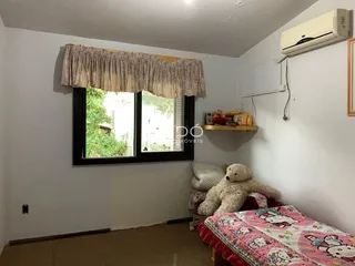 Quarto interno com janela e ar condicionado em Lajeado, Brasil.