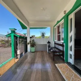 Hall de madeira com piso de madeira e passagem para outra área.