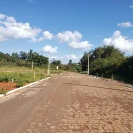 Uma estrada de terra sob um céu parcialmente nublado.