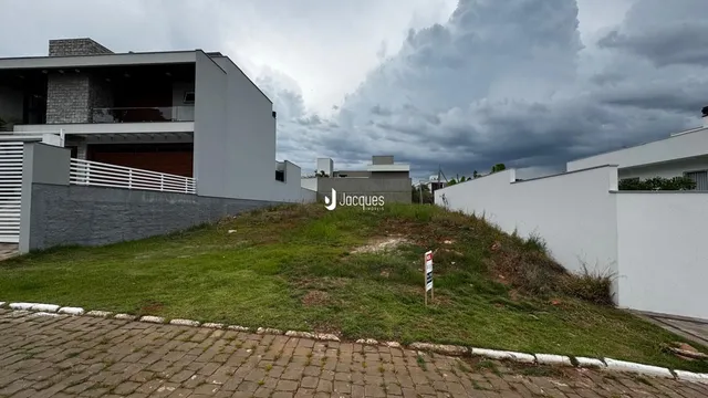 Fachada de uma residência em Lajeado, Brasil com jardim gramado.