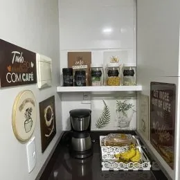 Foto de uma área de cozinha com uma máquina de café.